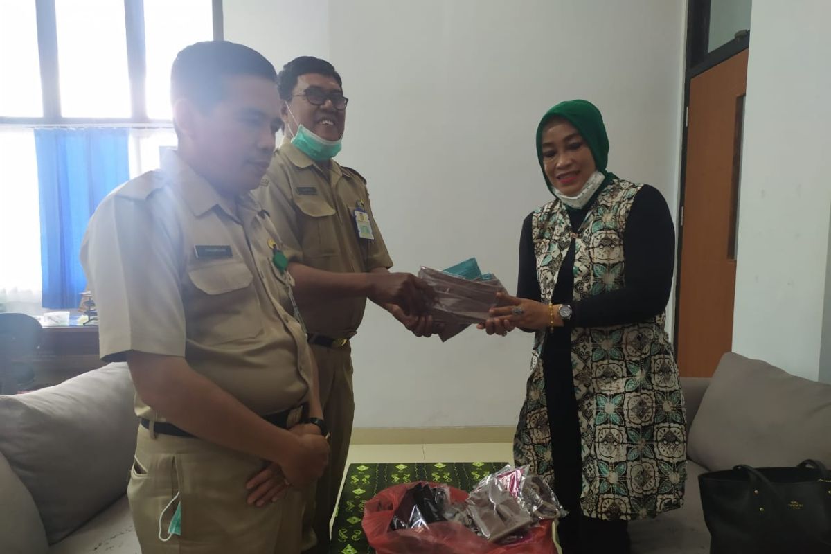 Siswa SMKN 1 Tanjung sumbang masker buatan sendiri