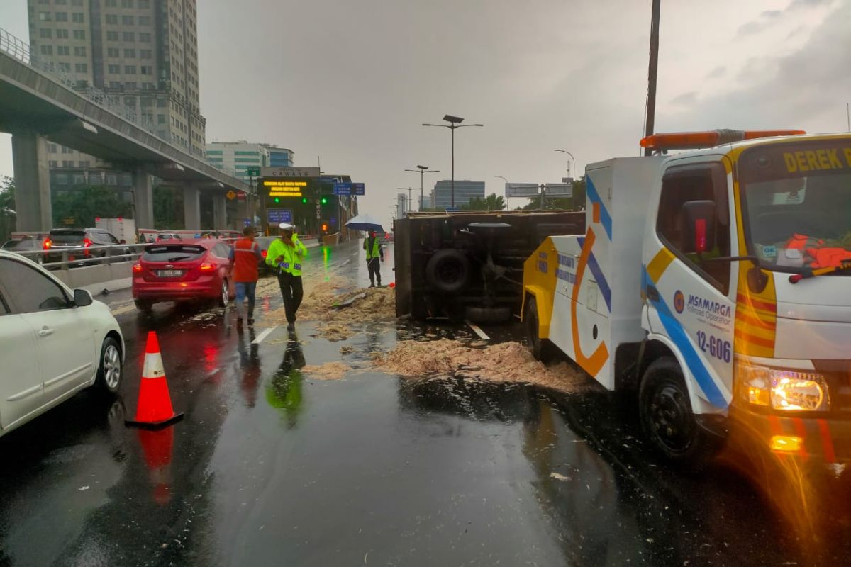 Seorang sopir terluka saat kecelakaan di Tol Cawang