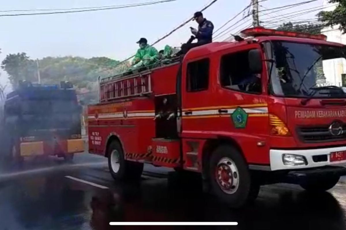 Polresta Sidoarjo semprotkan disinfektan di wilayah perbatasan Surabaya