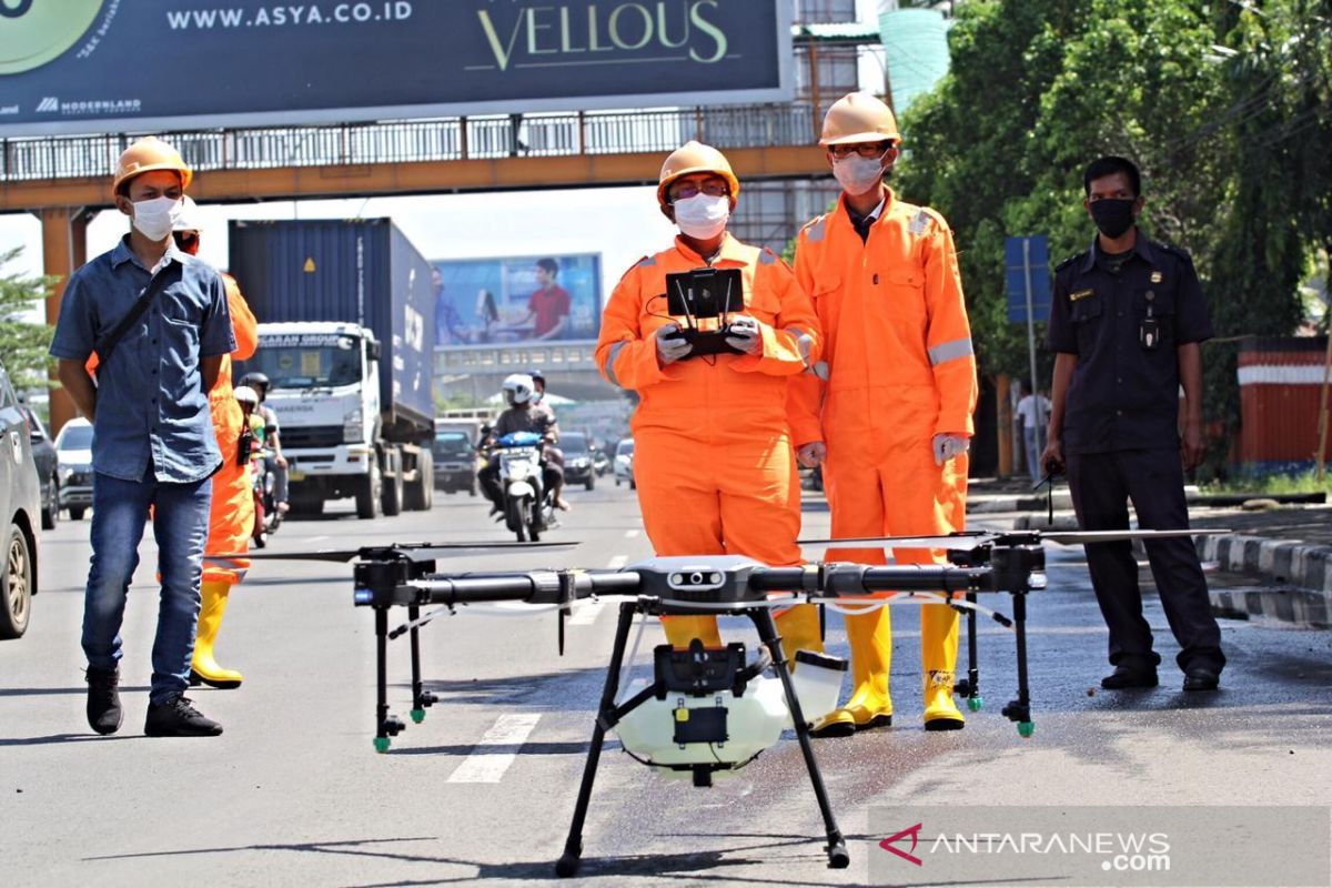 Jalan protokol Kota Bekasi disemprot disinfektan gunakan drone