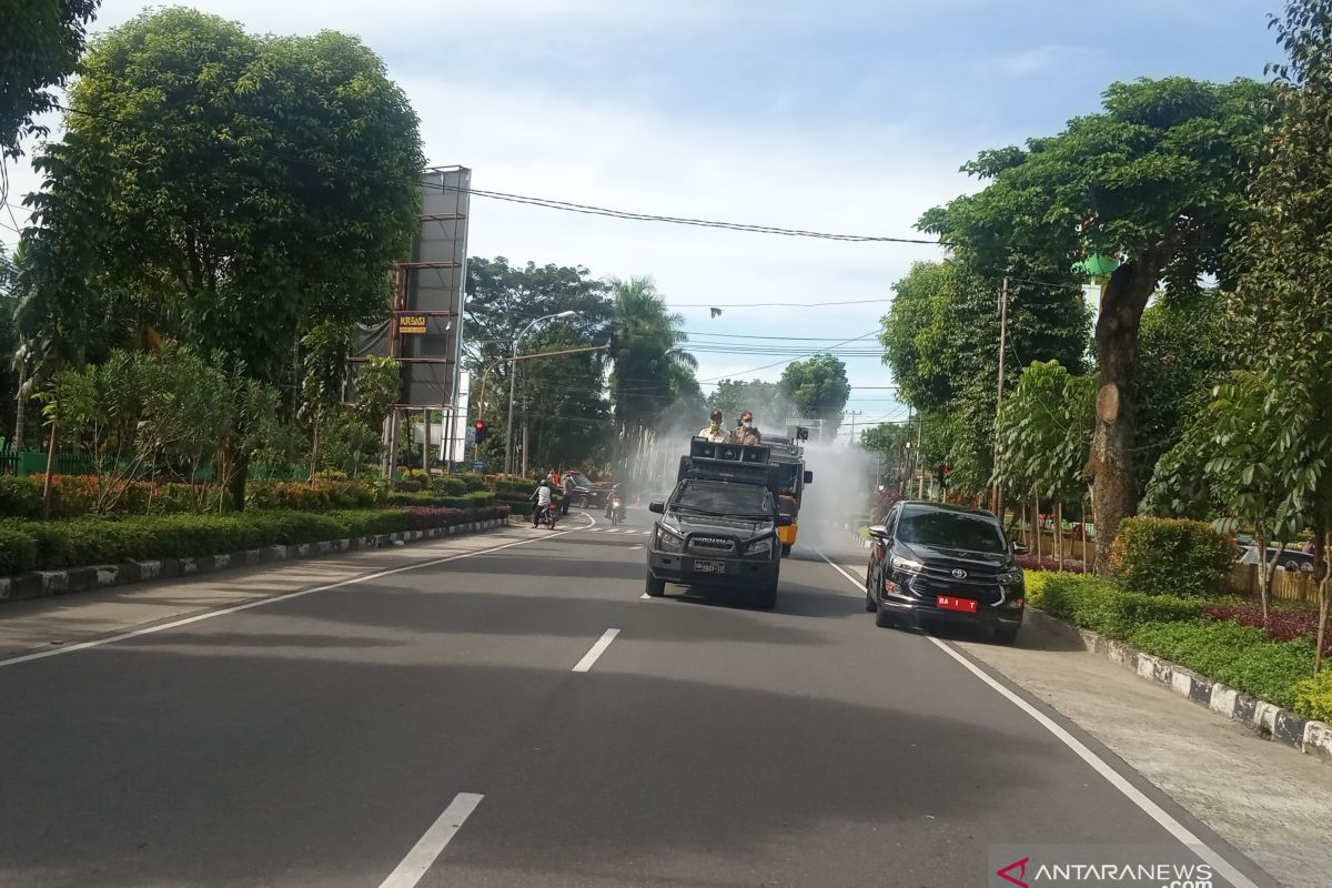 Polres Agam semprot 41 ribu liter cairan disinfektan cegah COVID-19 (Video)