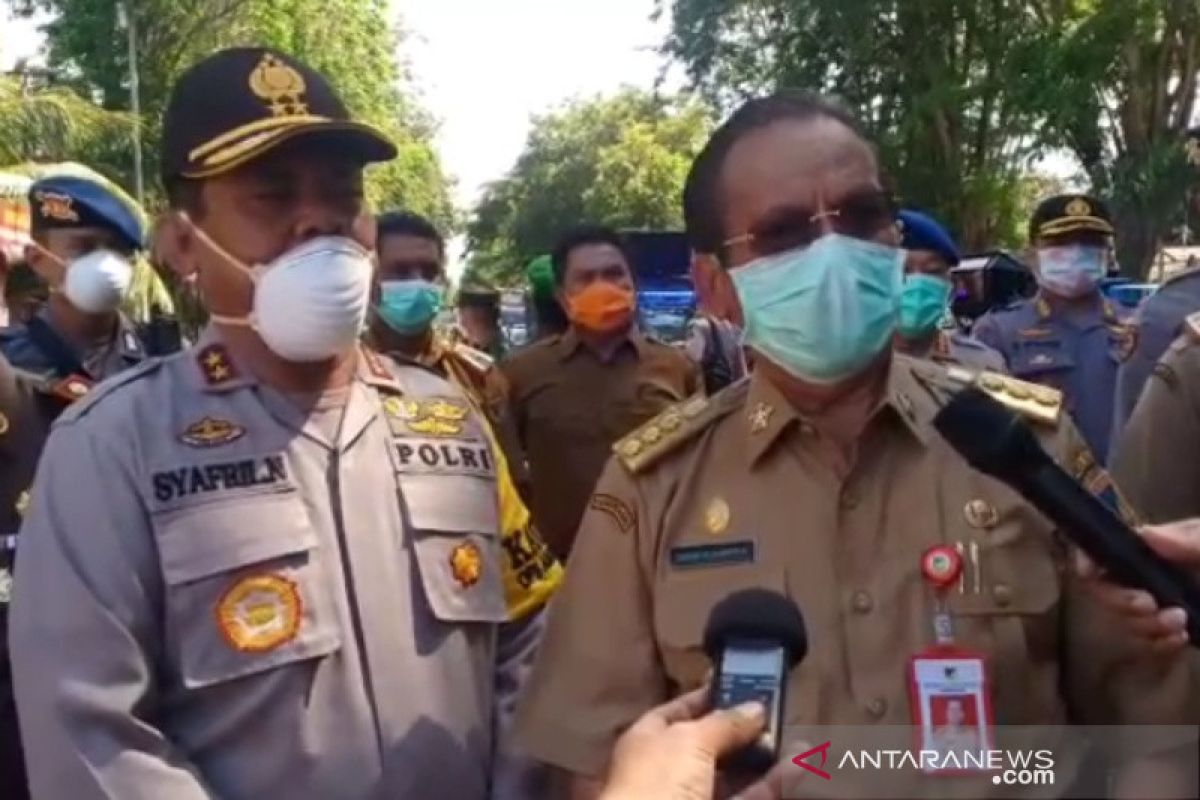 Polda-Forkopimda Sulteng  semprotan disinfektan cegah pandemi COVID-19