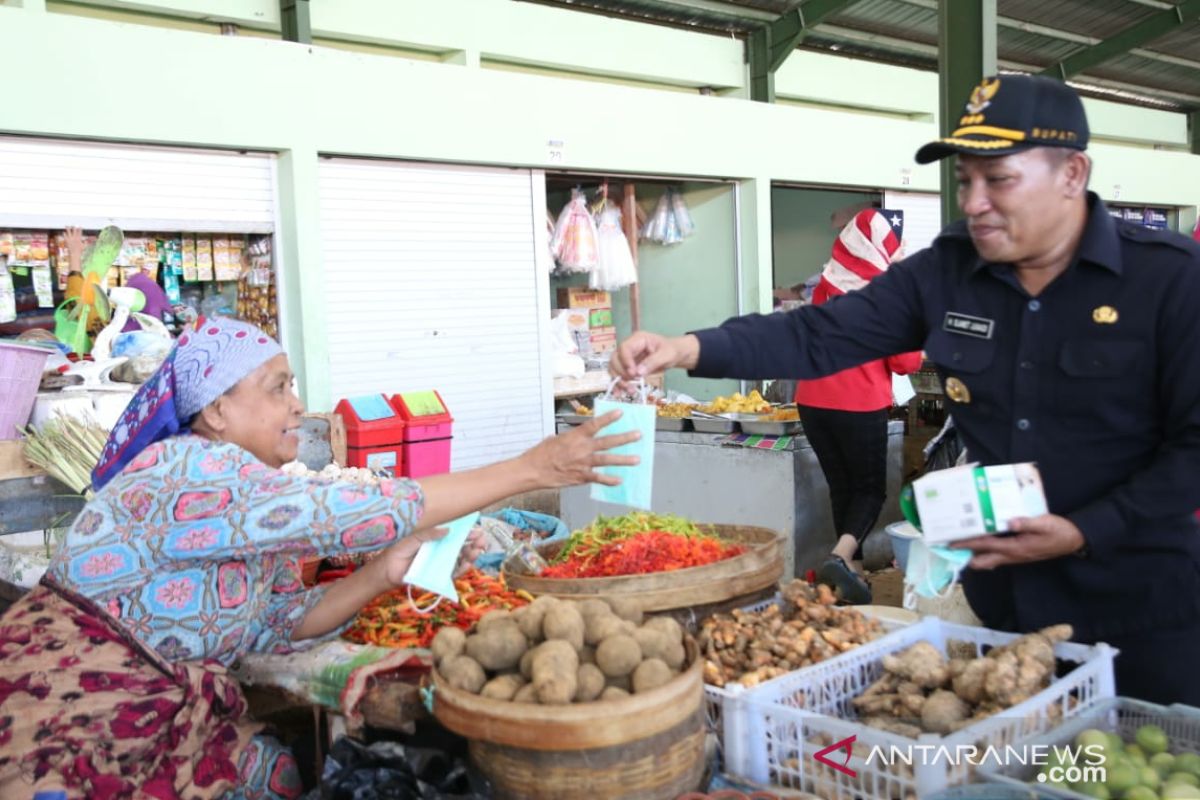 Bupati Sampang bagikan masker ke pedagang pasar tradisional