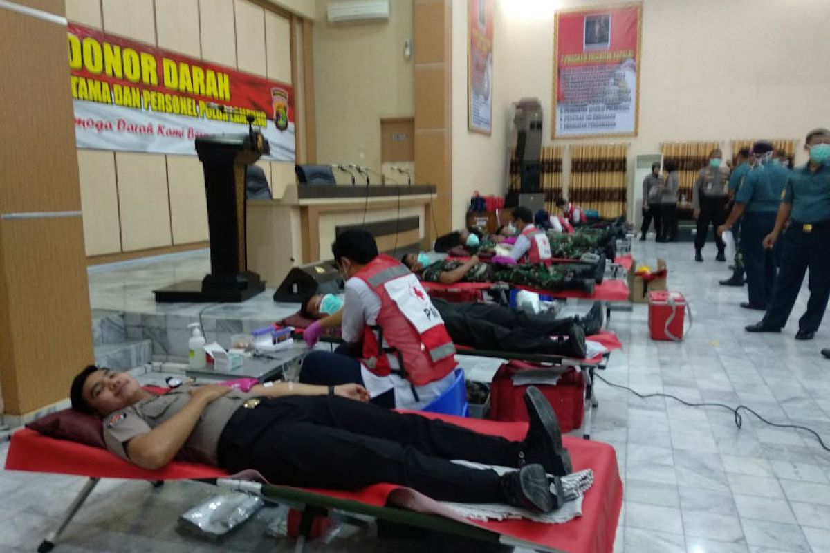 Personel Polri dan TNI donor darah isi stok di PMI