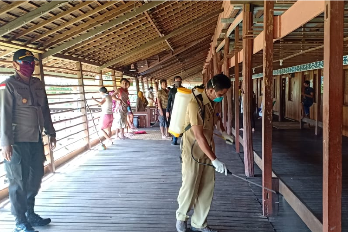 Polsek Putussibau Selatan semprotkan disinfektan di rumah betang