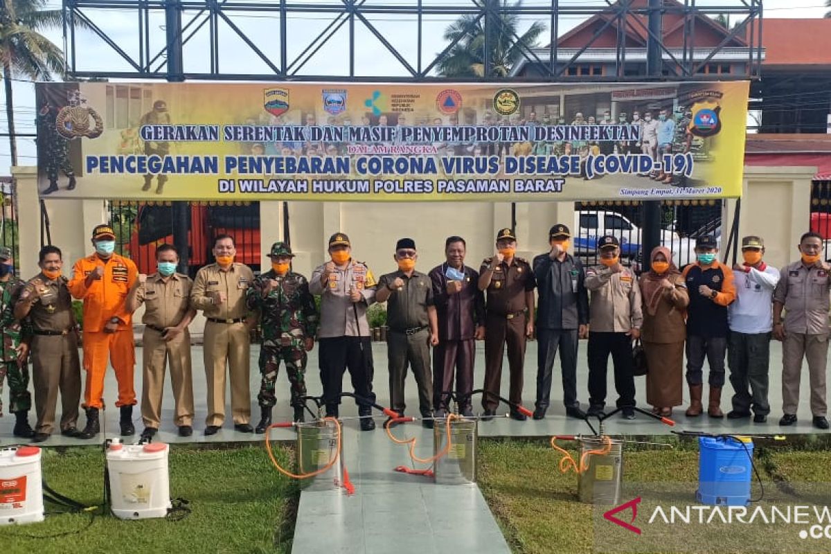 Antisipasi COVID-19, Polres Pasaman Barat semprotkan cairan disinfektan (Video)