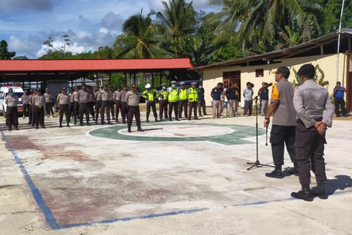 Polres Supiori bersama pemangku kepentingan semprot cairan disinfektan cegah corona