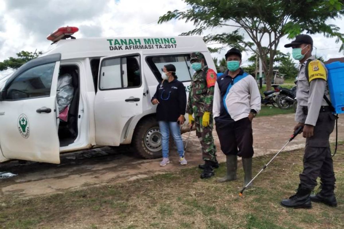 Polsek Tanah Miring bersama TNI semprotkan cairan disinfektan