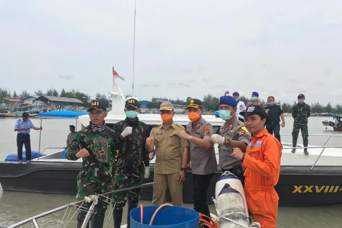 700 kapal nelayan Sungailiat disemprot cairan disinfektan (Video)