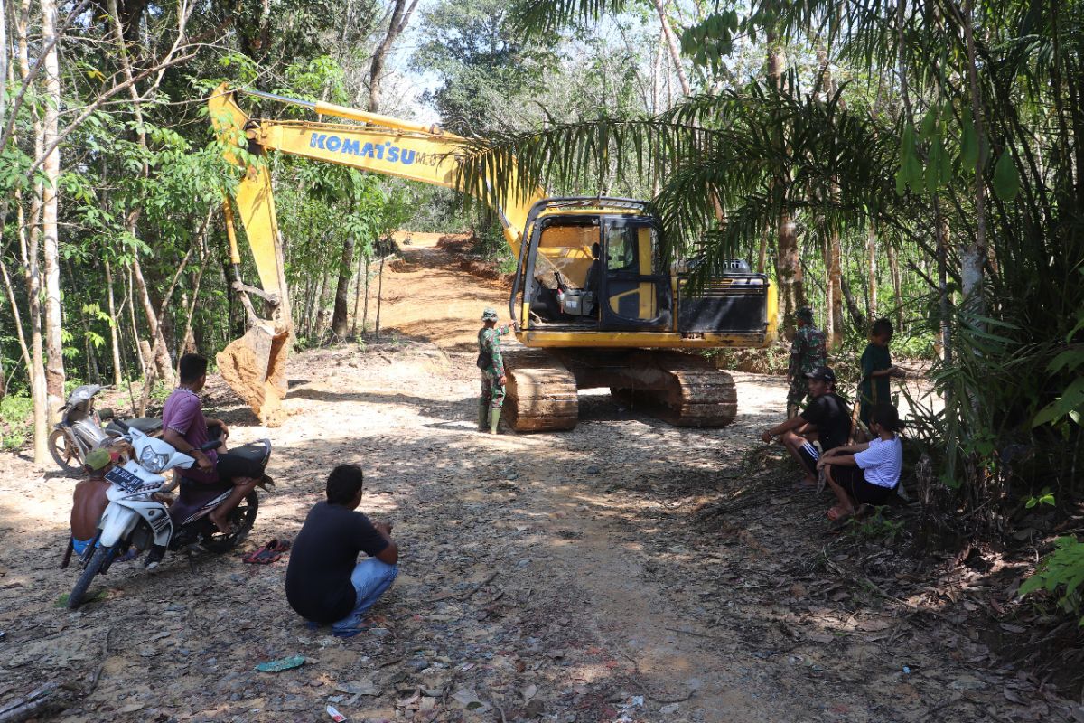 Cek kesiapan excavator, ini dilakukan Sertu Yusuf