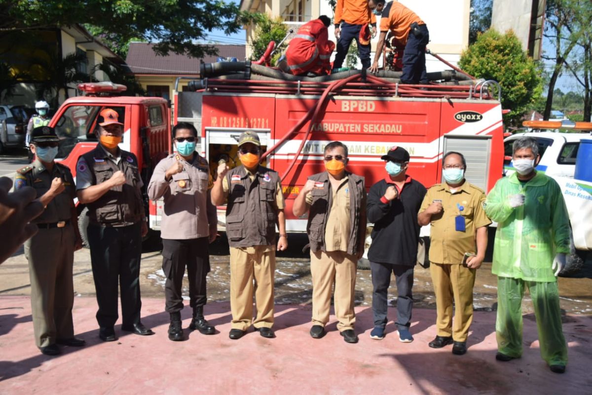 Wabup Sekadau apresiasi warga Sungai Ayak semprot disinfektan mandiri