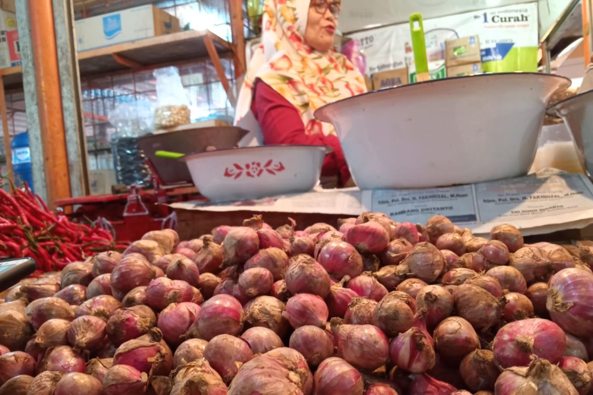 Pasar Raya Padang sepi, harga bawang merah tetap "meroket" capai Rp38 ribu per kilogram