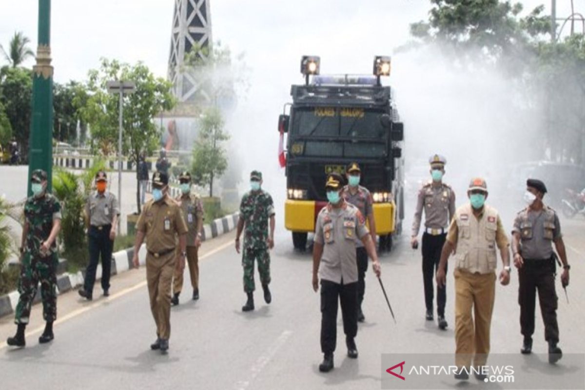 Polres Tabalong semprot disinfektan serentak