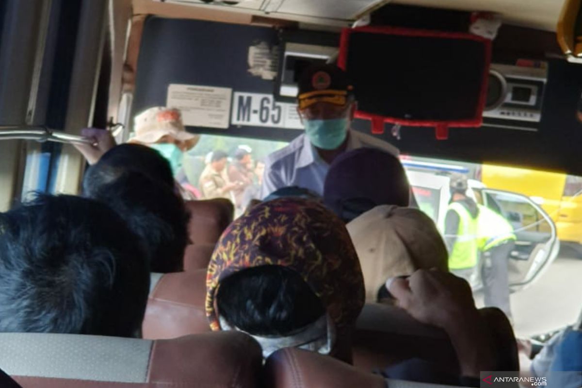 Puluhan kendaraan dari luar kota dilarang masuk Cianjur