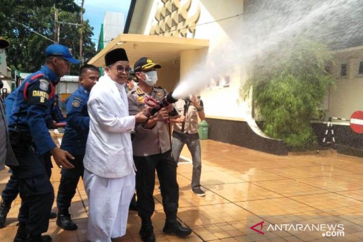 Pedagang di Pasar Raya apresiasi penyemprotan desinfektan oleh Polresta Padang