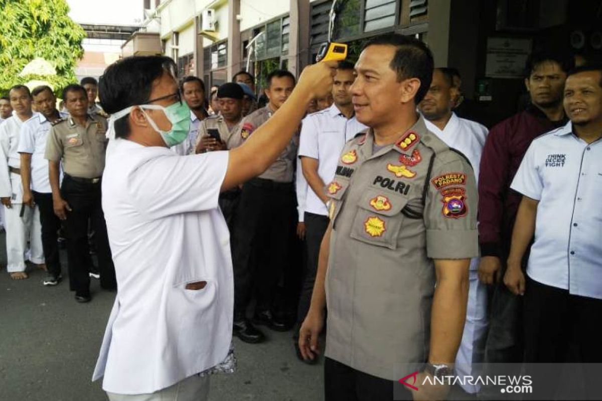 Sopirnya positif COVID-19, Hasil tes Kapolresta Padang negatif