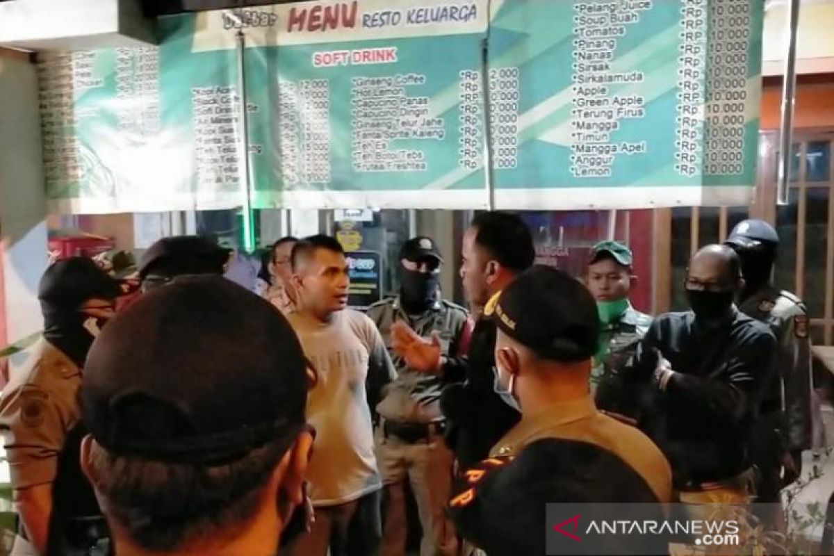 Satpol PP Kota Solok razia kafe yang beroperasi hingga malam