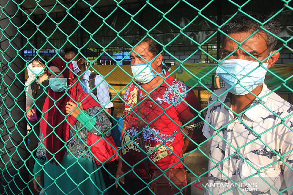 News Focus --  Indonesian Government insists lockdown not an option yet