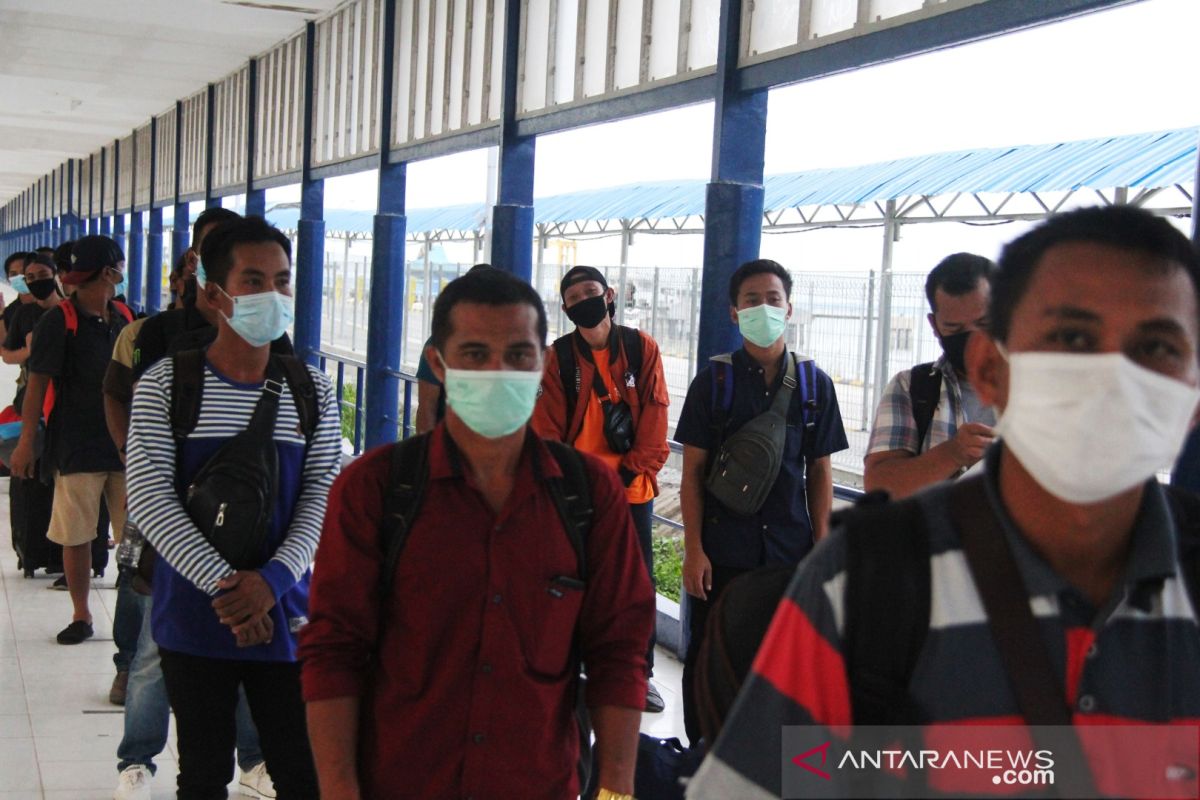 Riau received 4,444 migrant workers returning from Malaysia