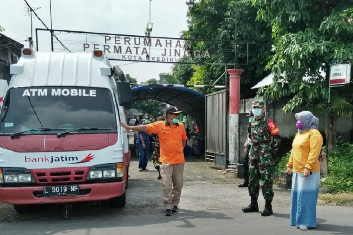 Kediri salurkan bantuan untuk warga yang diisolasi karena corona