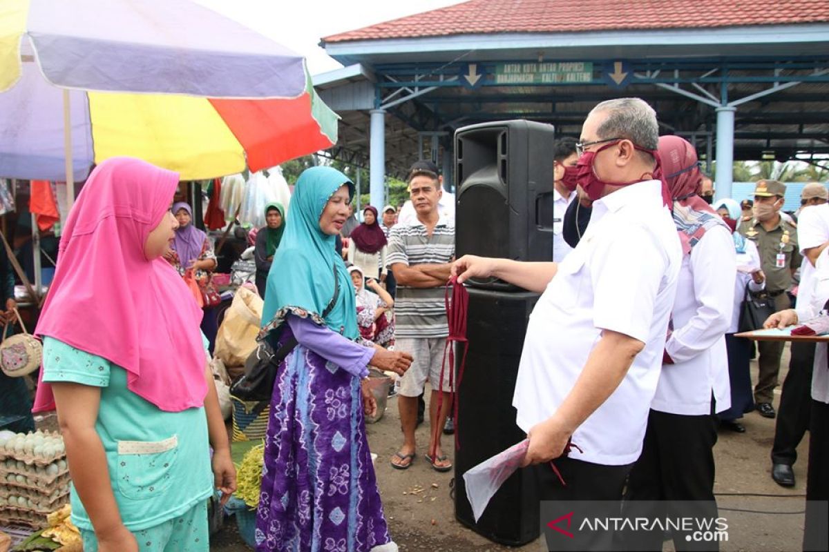 Bupati HSS  bagikan masker secara gratis