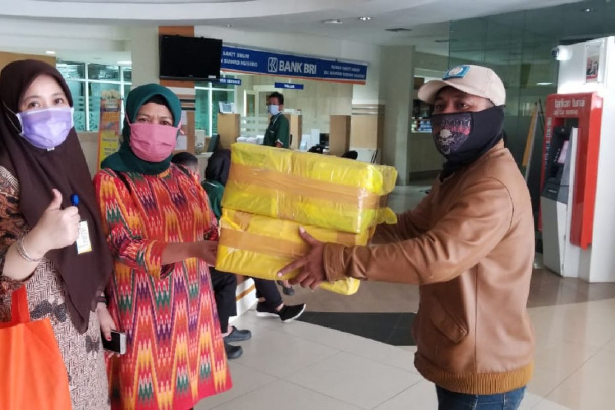 Prajurit TNI AL antarkan masker untuk dokter ke lima kabupaten