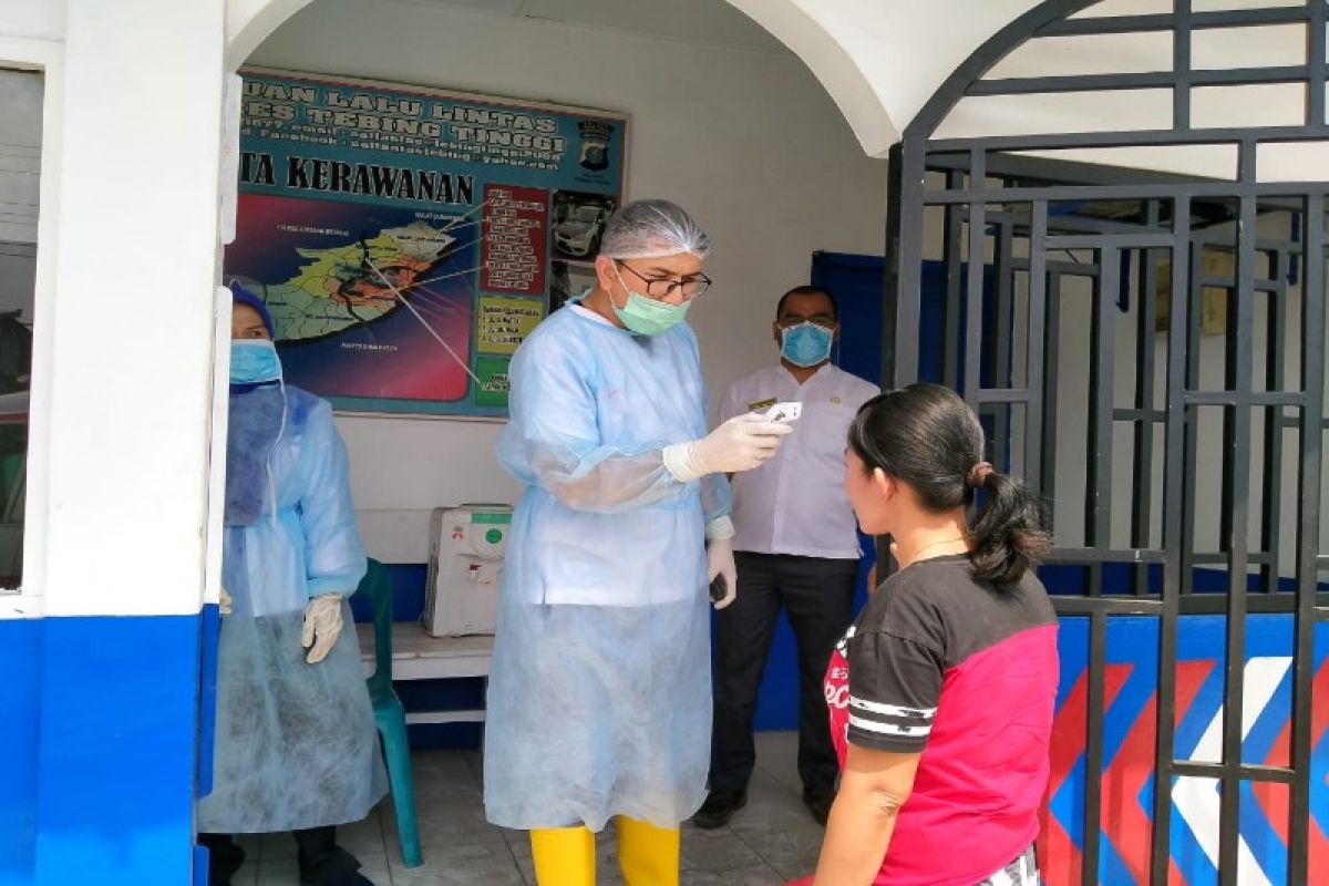 Penumpang bus umum yang masuk Tebing Tinggi diperiksa kesehatan