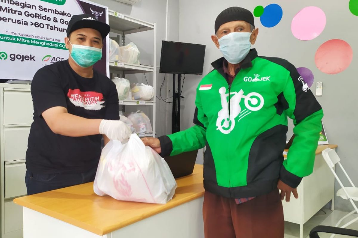 ACT Padang dan Gojek sumbang paket pangan untuk mitra usia 60 tahun lebih