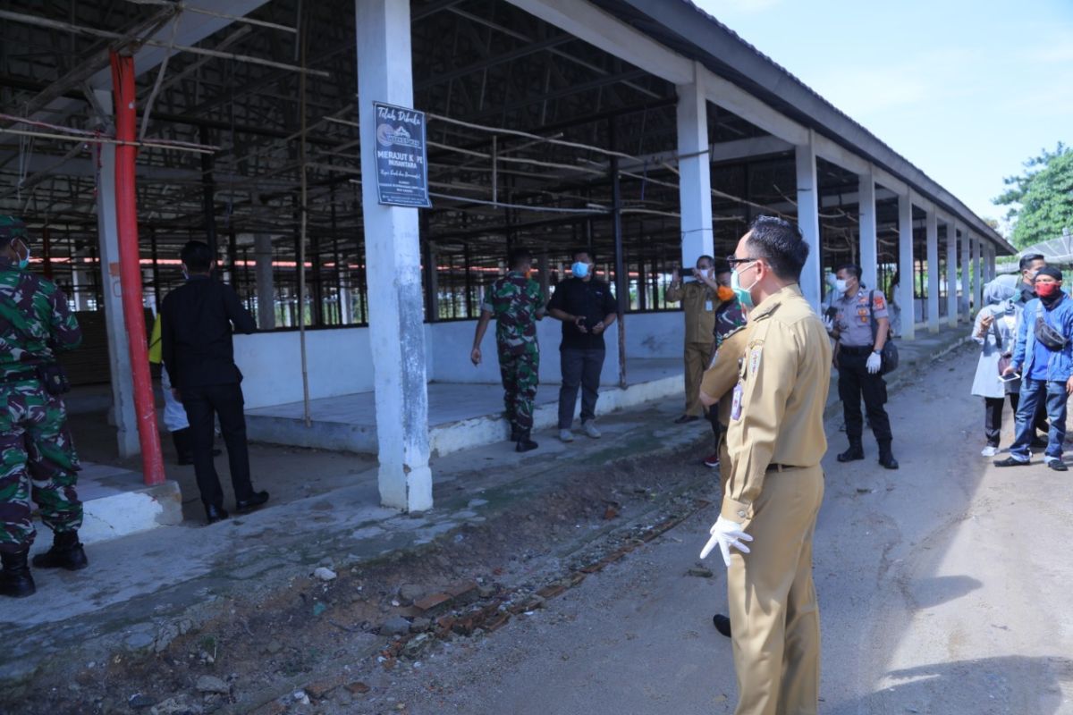 Bupati Waykanan semprot disinfektan di Pasar Blambangan Umpu