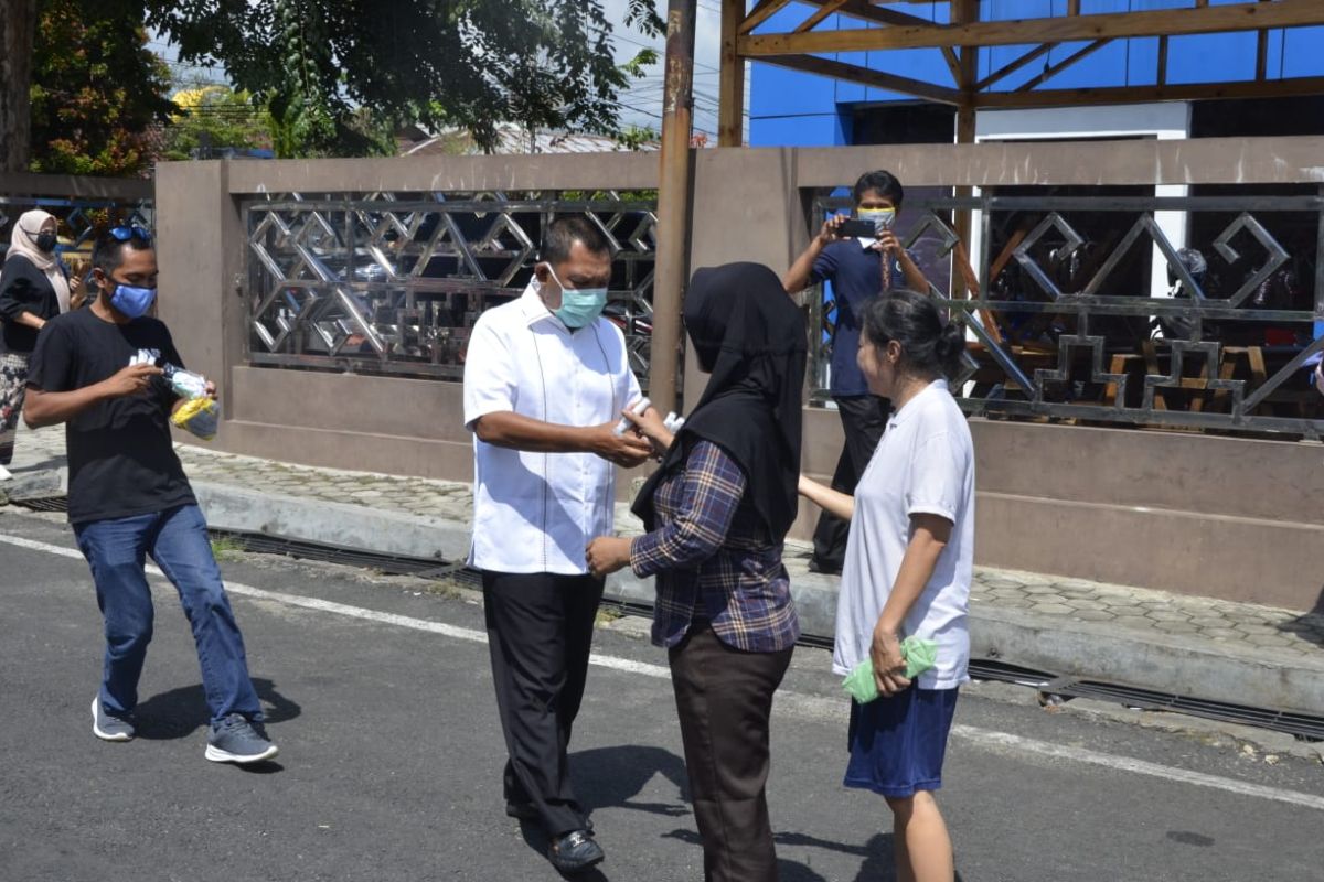 PWI Lampung bagikan masker dan cairan pembersih tangan