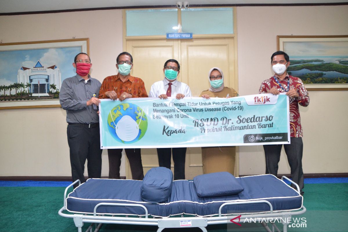 Bank Kalbar bantu 10 unit tempat tidur ke RSUD Soedarso