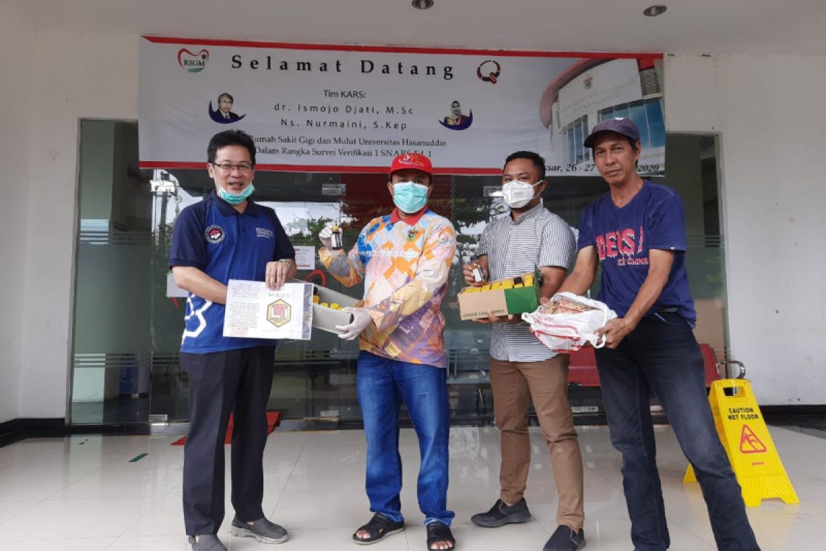 Tim Medis COVID-19 dapat sumbangan madu dari Asosiasi Perlebahan Indonesia