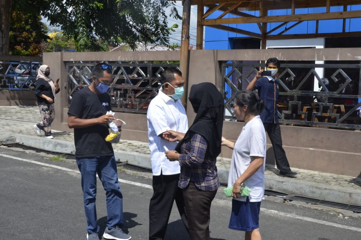 PWI Lampung Peduli COVID-19 bagikan masker dan hand sanitizer