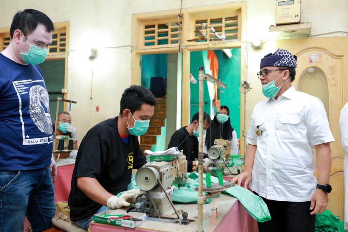 Pemkab Banyuwangi gandeng UMKM konveksi produksi APD tenaga medis