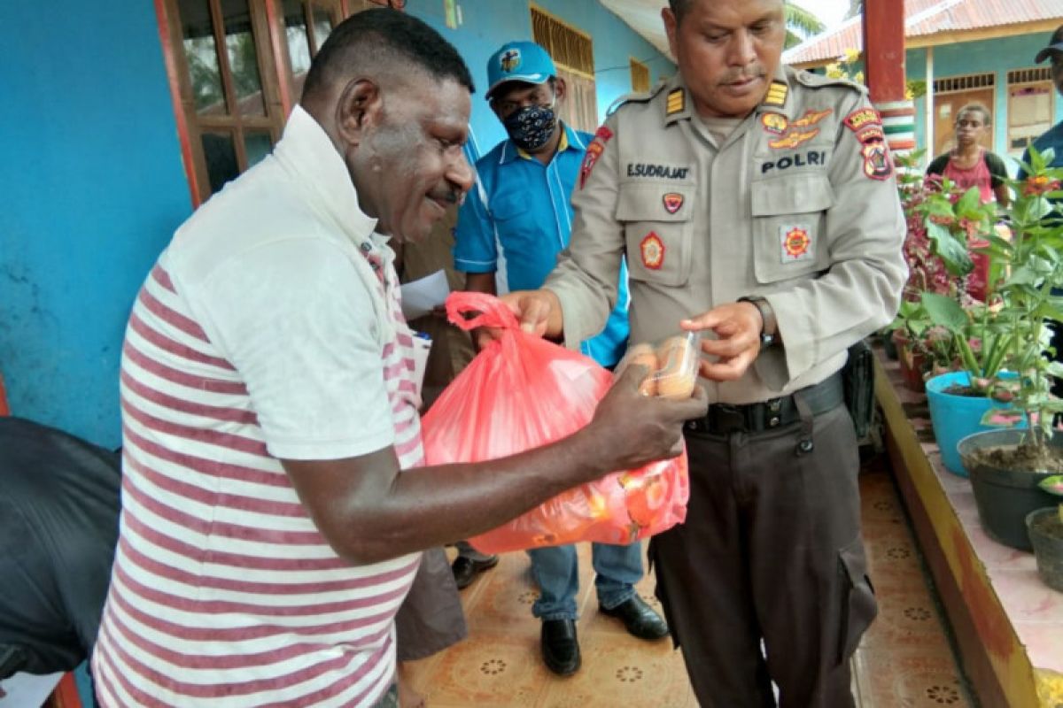 Pemkab Merauke dan Polri-TNI bagikan 3.500 paket sembako warga