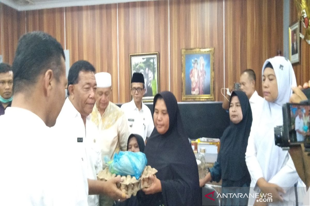 Pembatasan aktivitas, Pemkab Madina beri bantuan sembako kepada masyarakat