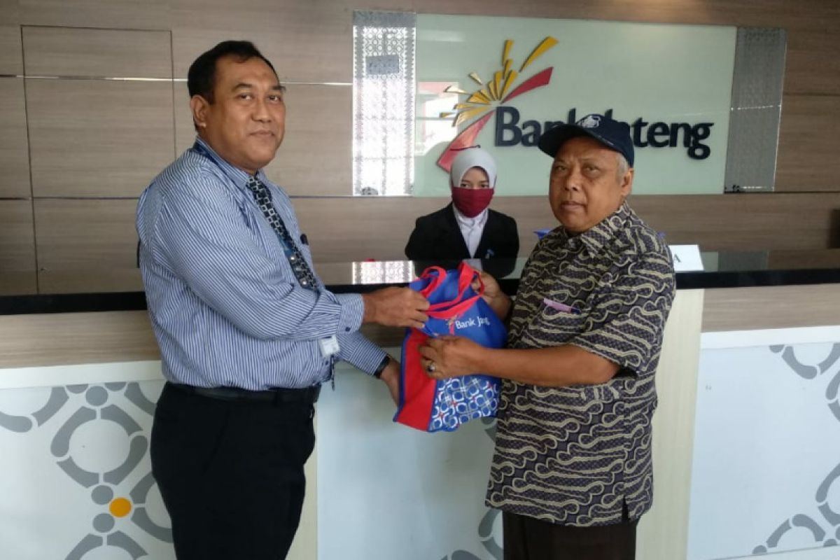 Bank Jateng bagikan vitamin ke nasabah pensiunan