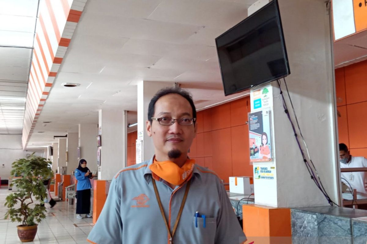 Kantor Pos Padang semprotkan cairan disinfektan cegah penularan COVID-19