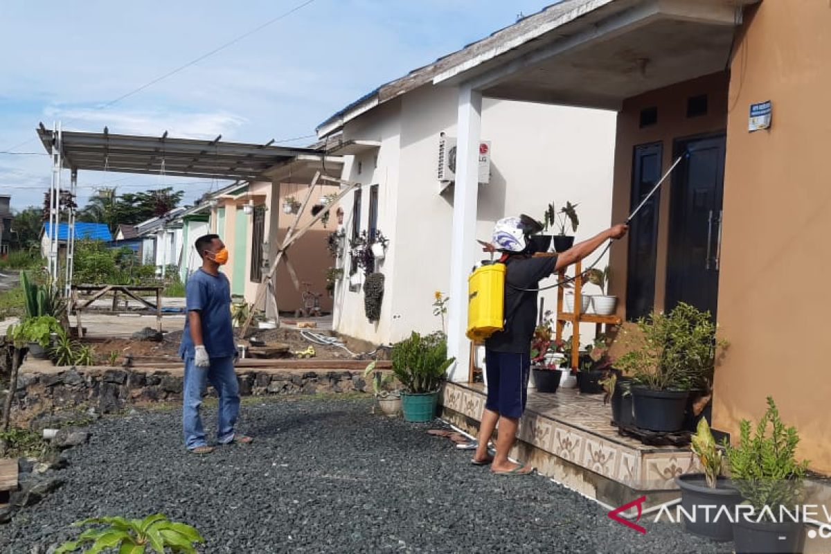 Warga Tanah Bumbu lakukan penyemprotan disinfektan secara mandiri