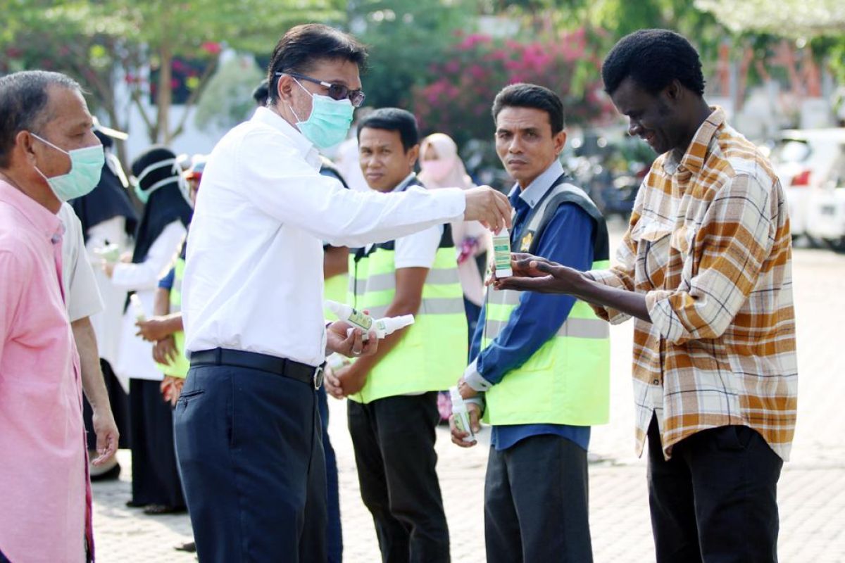 Unsyiah bagikan dua ribuan hand sanitizer untuk masyarakat