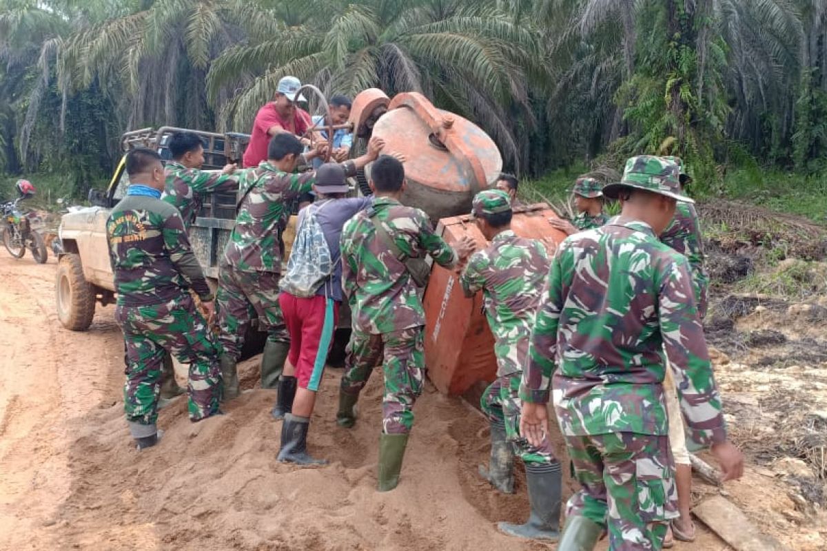 Prajurit Satgas TMMD angkut molen ke lokasi