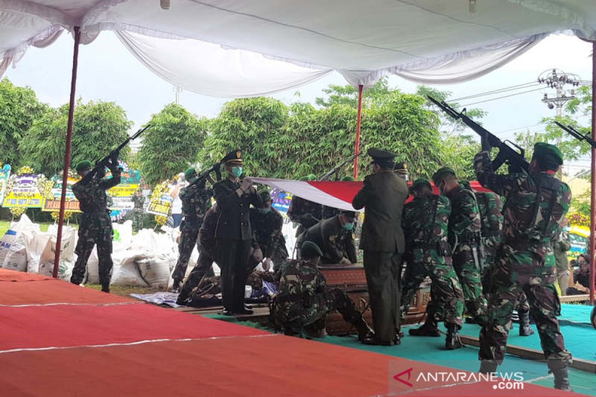 Pangdam IV/Diponegoro pimpin upacara pemakaman Bob Hasan