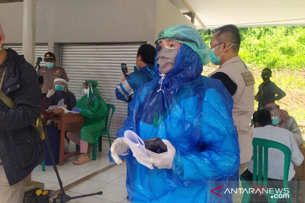 Akibat APD minim, petugas kesehatan Cianjur terpaksa gunakan jas hujan
