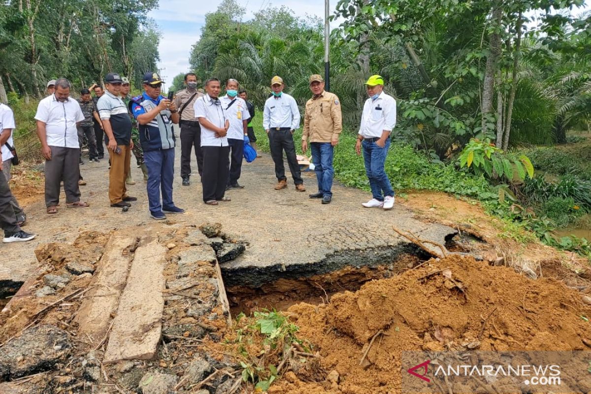 Jalan utama Sampanahan-Hampang putus