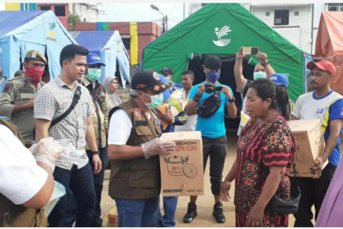 Pemkot Ambon serahkan bantuan bagi korban kebakaran Ongkoliong