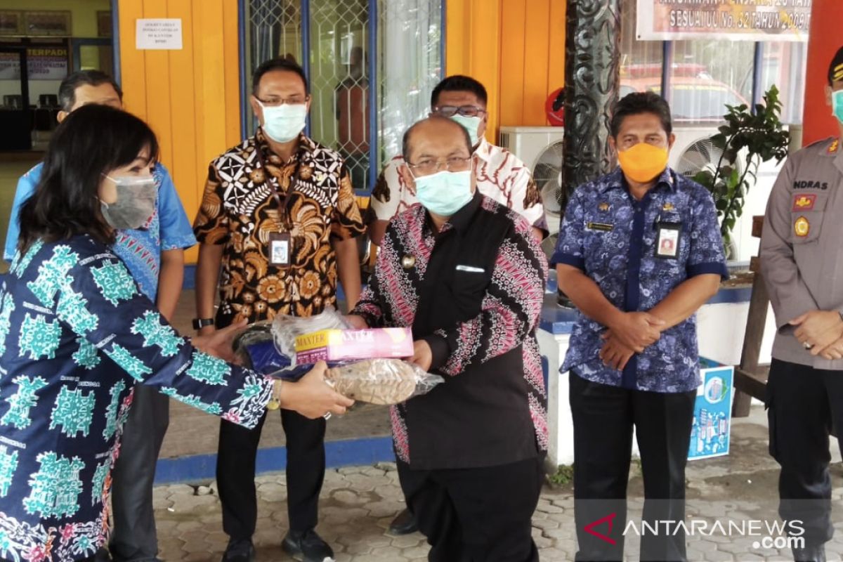 Bupati Kutim serahkan 50 APD untuk tenaga medis RSUD