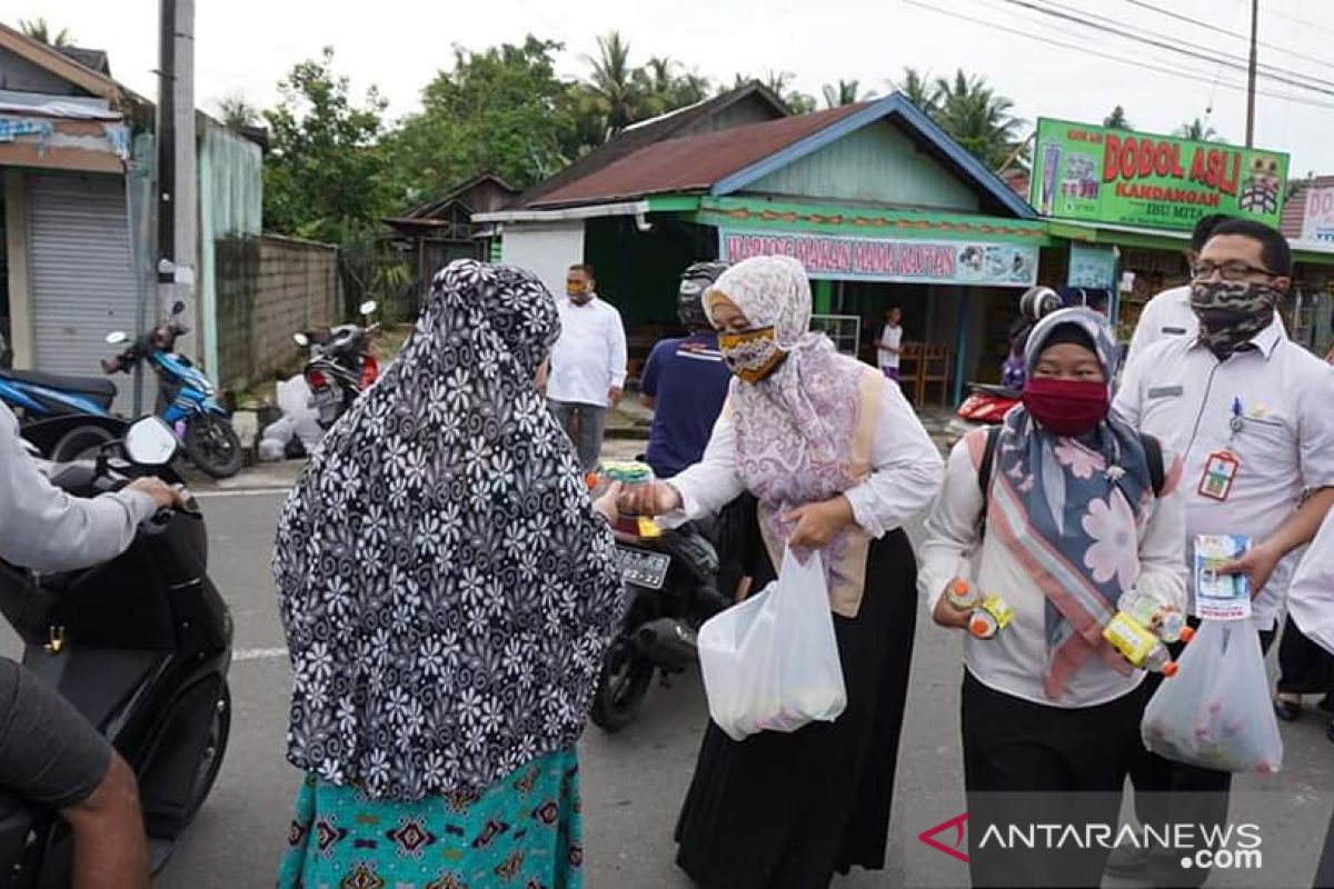 Setda HSS peduli melawan COVID-19 dengan bagi masker gratis