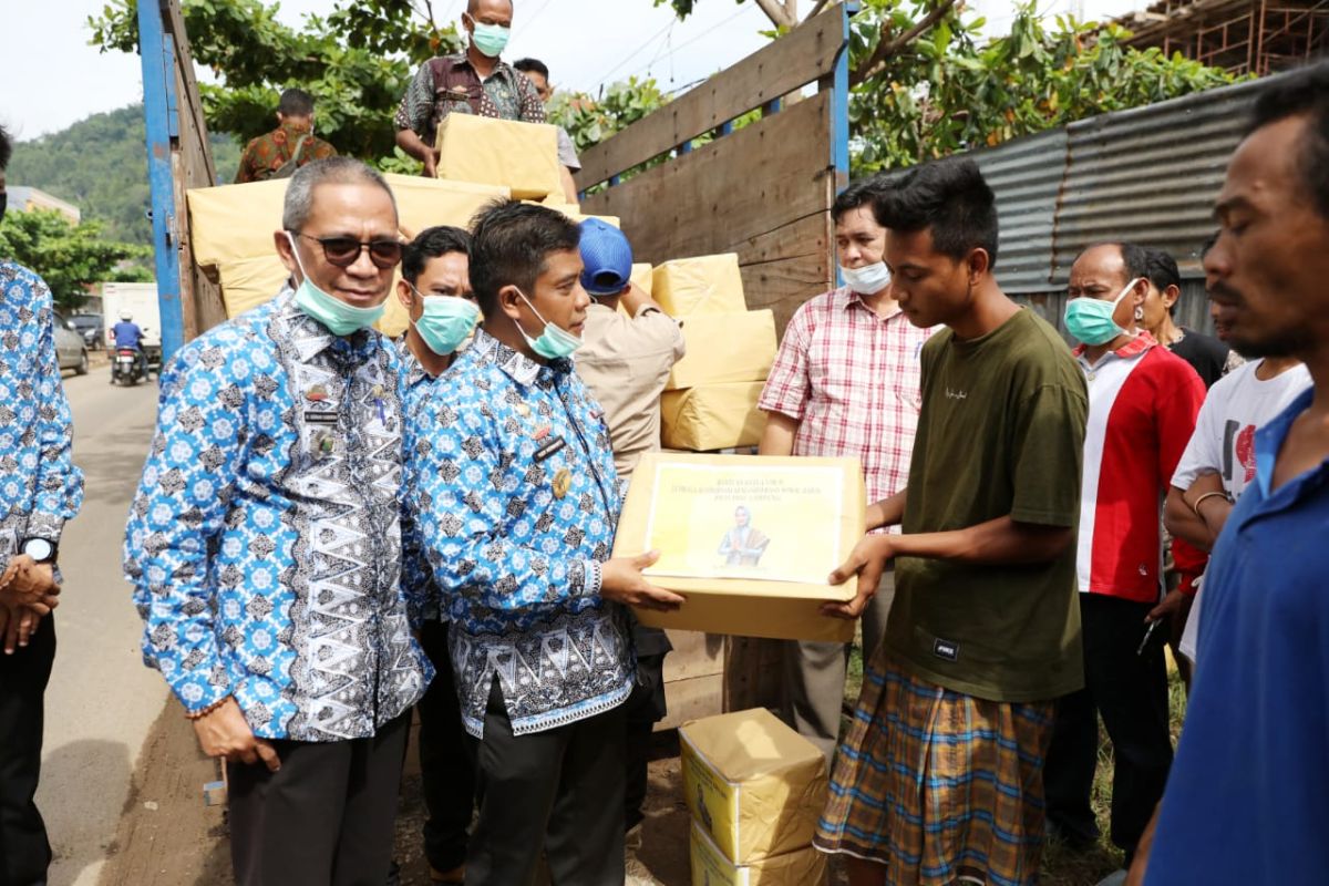 Ketua LKKS Lampung serahkan sembako untuk korban banjir