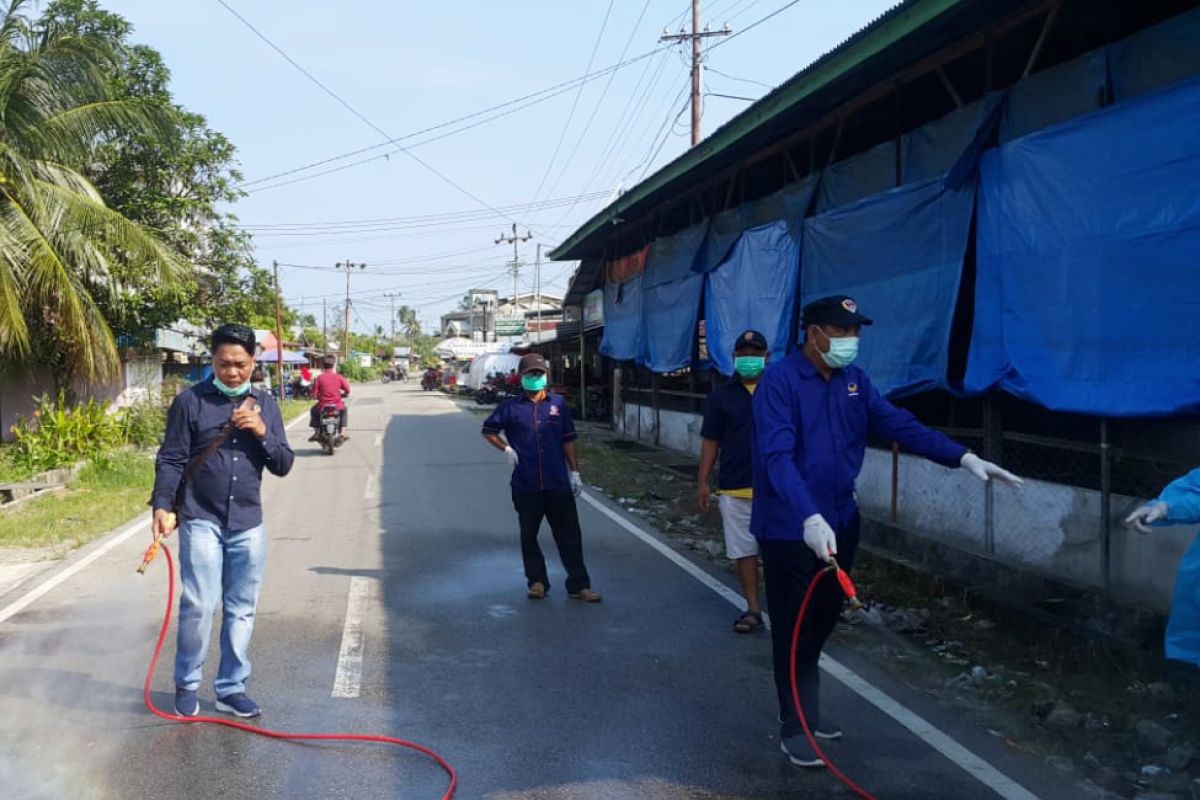 Nasdem Inhil semprotkan 500 liter disinfektan