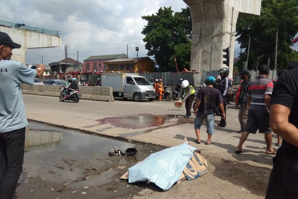 Pejalan kaki tewas terlindas truk Fuso di Jalan Raya Bekasi